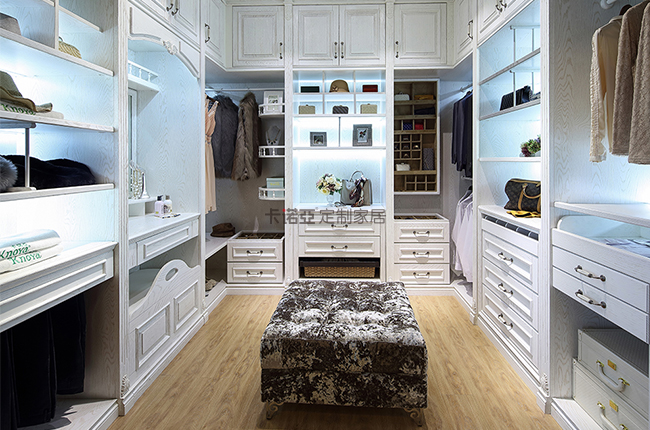 步入式衣帽間怎么樣？步入式衣帽間的優(yōu)缺點(diǎn)有哪些？